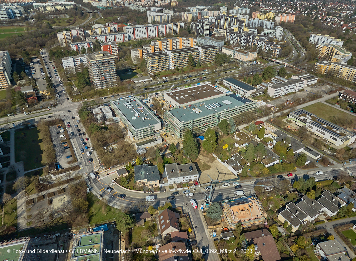 21.03.2023 - Luftbilder von der Grundschule am Karl-Marx-Ring in Neuperlach